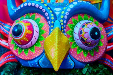 Canlı renkleri ve gür yeşilliğe karşı hazırlanmış karmaşık desenleri olan tuhaf baykuş sanatı. Meksika kültürel motiflerini yansıtıyor. Las Vegas, Nevada 'da yaratıcılığı ve geleneği kutlamak için mükemmel..