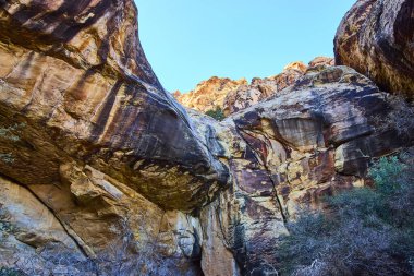 Nevada 'daki Lost Creek Kanyonu' nun hayranlık uyandıran güzelliğinin tadını çıkarın. Parlak mavi gökyüzü altında yükselen kızıl kaya oluşumları Amerika 'nın güneybatısındaki görkemli vahşi doğaya bir bakış sunuyor..
