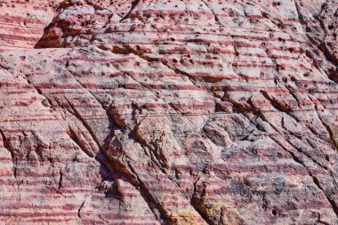 Las Vegas 'taki Kraft Dağı çöl jeolojisinin zengin duvar halısını keşfedin. Bu karmaşık kaya yüzeyi canlı tortu katmanları sergiliyor, doğa tarihini ve çarpıcı toprak tonlarındaki esnekliği yakalıyor..