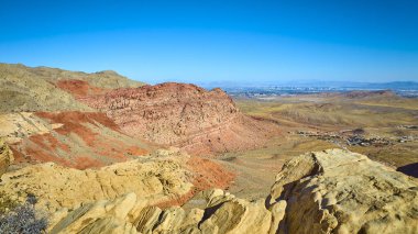 Las Vegas, Nevada yakınlarındaki Kızıl Kaya oluşumlarının nefes kesici görüntüsü. Engebeli çöl manzaralarının çarpıcı kontrastını Strip 'in şehir manzarasına karşı deneyimleyin. Seyahat için mükemmel.