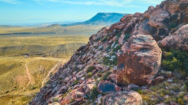 Las Vegas, Nevada yakınlarındaki Red Rock Canyon engebeli uçurumlarının nefes kesici manzarası. İkonik Grand Staircase Patikası 'ndaki canlı renkleri ve geniş çöl manzaralarını keşfedin. Macera için mükemmel.