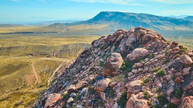 Nevada 'daki Red Rock Kanyonu' nun nefes kesici hava manzarası engebeli kızıl uçurumları geniş çöl ve uzak dağlara karşı sergiliyor. Amerika 'da seyahat ve macera için ideal..