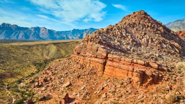 Kızıl Kaya Kanyonu 'nun engebeli güzelliğini göz hizasında keşfedin. Las Vegas, Nevada 'nın hemen dışında, Amerika' nın güneybatısında canlı kaya oluşumları ve geniş manzaralar keşfedin..