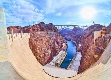 Hoover Barajı 'nın muhteşem manzarası. Colorado Nehri engebeli kırmızı kaya kanyonundan geçiyor. Mike Ocallaghan Pat Tillman Köprüsü bu ikonik mühendislik ve doğal güzellik manzarasına ekleniyor..