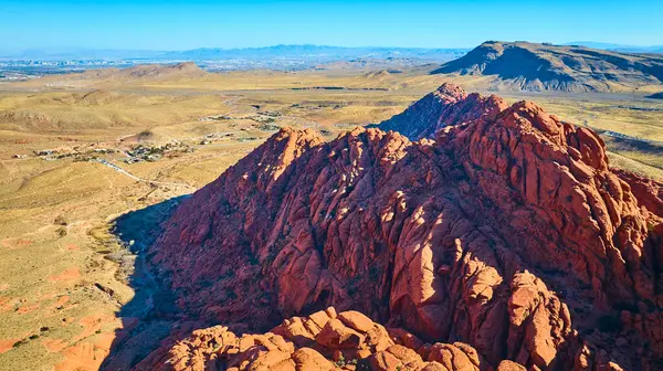 Sıcak Nevada güneşinin altındaki Kızıl Kaya Kanyonu 'nun nefes kesici hava manzarası Las Vegas silueti ile çelişiyor. Şehir cazibesinin yanında görkemli doğalar da sergiliyor..