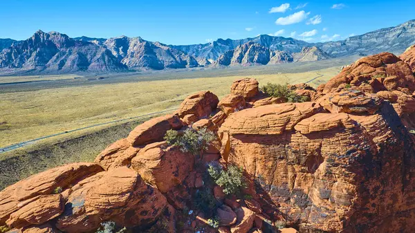 Las Vegas yakınlarındaki Red Rock Kanyonu 'nun havadan görünüşü muhteşem kırmızı kumtaşı oluşumları ve uçsuz bucaksız çöl manzaraları sergiliyor. Macera ve seyahat meraklıları ikonik Amerikan manzaralarını keşfediyor..