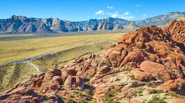 Kızıl Kaya Kanyonu 'nun çarpıcı kırmızı kumtaşı oluşumları, dolambaçlı yolları ve görkemli dağlarıyla nefes kesici güzelliğini tecrübe edin. Las Vegas, Nevada yakınlarında macera arayanlar için mükemmel..