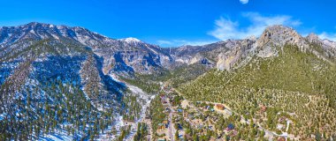 Nevada, Charleston Dağı 'nın hava manzarası, karla kaplı tepeler ve vadilere kurulmuş uzak bir topluluk. Doğal aşıklar ve maceracılar için mükemmel sükunet ve büyüleyici manzaralar..