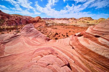 Nevada Moapa Vadisi 'ndeki Ateş Vadisi' nin canlı kumtaşı harikalarını keşfedin. Parlak mavi gökyüzü altında dönen kırmızı ve pembe oluşumlar, doğanın sanatsal bir kanıtı..