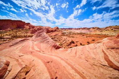 Ateş Vadisi kumtaşı oluşumları gün ortası güneşinde güneşlenir. Zengin kırmızı ve turuncu renkler büyüleyici bir çöl halısı oluşturuyor. Nevada, ABD 'deki bu doğal harikanın ebedi güzelliğini tecrübe edin..