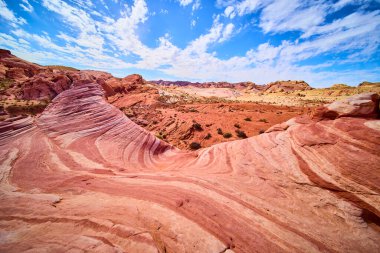 Nevada, ABD 'deki Ateş Vadisi' nin nefes kesici çöl güzelliğini keşfedin. Parlak mavi gökyüzüne karşı parlak kırmızı kumtaşı oluşumlarına hayret, sanatsal özellikler ve zamansız cazibe..