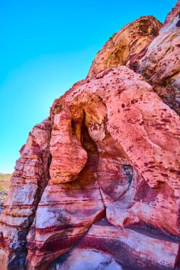 Las Vegas, Nevada yakınlarındaki Grand Staircase Patikası 'nda parlak mavi gökyüzünün altındaki görkemli kumtaşı uçurumları kulesi. Amerikan Güneybatılarının canlı renklerini ve engebeli güzelliklerini tecrübe edin.