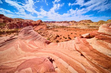 Nevada 'daki Ateş Vadisi' nin nefes kesici güzelliğini canlı kırmızı kumtaşı oluşumları ve dalga benzeri yapılarıyla yaşayın. Doğanın özünü, sanatını ve zamansızlığını yakalayın..