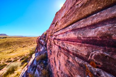 Las Vegas 'taki Grand Staircase Patikası' nda pembe ve kahverengi katmanlı sersemletici kaya oluşumları açık mavi gökyüzü altında Nevada çölünün ebedi güzelliğini gösteriyor. Doğa ve jeoloji için mükemmel.