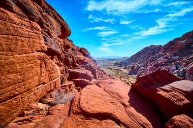 Calico, Nevada 'daki Kızıl Kaya Kanyonu' nun canlı güzelliğini keşfedin. Bu çarpıcı manzara, açık mavi gökyüzü altında, macera arayanlar için mükemmel engebeli kırmızı oluşumların nefes kesici bir görüntüsünü sunuyor..