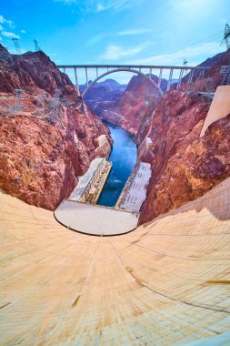 Boulder City Nevada 'daki Hoover Barajı ve Mike OCallaghan Pat Tillman Köprüsü nefes kesici görünüyor. Colorado Nehri kanyonu oyup geçerken doğanın ve mühendisliğin kesişimine hayret..