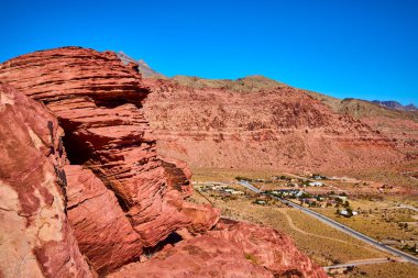 Las Vegas Nevada yakınlarındaki Grand Staircase Trail 'in nefes kesici manzarası. Parlak kırmızı kaya oluşumları, açık mavi gökyüzü karşısında Amerikan Güneybatısının zamansız güzelliğini gözler önüne seriyor..