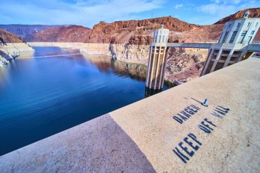 Hoover Barajı 'nın nefes kesici manzarası, Nevada ve Arizona' yı saran. Sanat deco kuleleri Colorado Nehri 'nin üzerinde yükseliyor ve çarpıcı çöl manzaralarının ortasındaki insan mühendisliğini vurguluyor. Endüstri için mükemmel