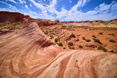 Nevada Moapa Vadisi 'ndeki nefes kesici Ateş Dalgası' nı keşfedin. Parlak mavi gökyüzünün altındaki kırmızı kumtaşı oluşumlarına hayret ediyorum. Ateş Vadisi 'nde zamansız güzellikler sergiliyorlar..