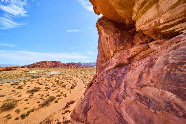 Moapa Vadisi Nevada 'daki muhteşem Ateş Vadisi oluşumlarını keşfedin. Antik petrogliflerin ve dolambaçlı bir yolun sonsuz mavi gökyüzü altında maceraya davet ettiği yeri. Yolculuk için mükemmel.