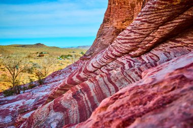 Las Vegas, Nevada yakınlarında Calico 'nun hayranlık uyandıran kırmızı kaya oluşumlarını tecrübe edin. Bu çöl harikalar diyarında zamanın oyduğu karmaşık desenlere hayret ediyorum. Seyahat ve jeoloji temaları için ideal.