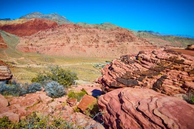 Nevada Red Rock Kanyonu 'nun canlı renklerini ve engebeli güzelliğini keşfedin. Grand Staircase Patikası açık mavi gökyüzü altında nefes kesici kumtaşı oluşumları sunuyor. Macera arayanlar için mükemmel..