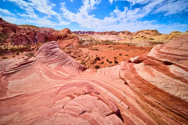 Nevada Moapa Vadisi 'ndeki Ateş Vadisi' nin canlı kumtaşı harikalarını keşfedin. Parlak mavi gökyüzü altında dönen kırmızı ve pembe oluşumlar, doğanın sanatsal bir kanıtı..