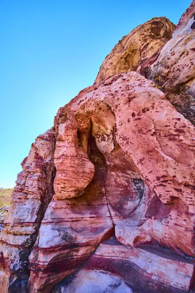 Las Vegas, Nevada yakınlarındaki Grand Staircase Patikası 'nda parlak mavi gökyüzünün altındaki görkemli kumtaşı uçurumları kulesi. Amerikan Güneybatılarının canlı renklerini ve engebeli güzelliklerini tecrübe edin.