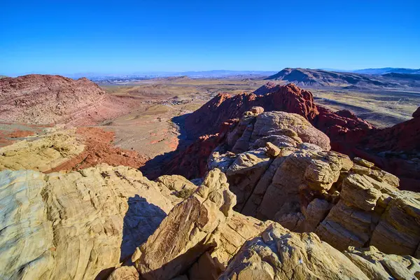 Calico Tank Yolu 'ndan ilham veren Kızıl Kaya Kanyonu' nu deneyin. Las Vegas, Nevada yakınlarındaki berrak mavi gökyüzü altında canlı kumtaşı oluşumlarına ve genişleyen çöl manzaralarına hayret edin..