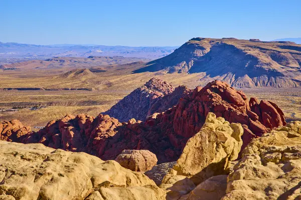 Nevada Red Rock Kanyonu 'nda açık mavi gökyüzünün altında canlı kırmızı kumtaşı oluşumları. Las Vegas yakınlarındaki Calico Tank Yolu 'ndaki çöl manzarasının engin güzelliğini görün. Macera için mükemmel.