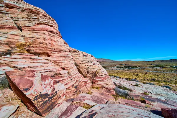 Las Vegas 'taki Grand Staircase Trail' in nefes kesici katmanlarını keşfedin. Açık mavi gökyüzüne karşı canlı kırmızı kayalar serin bir çöl manzarası yaratır macera ve doğa meraklıları için mükemmel..