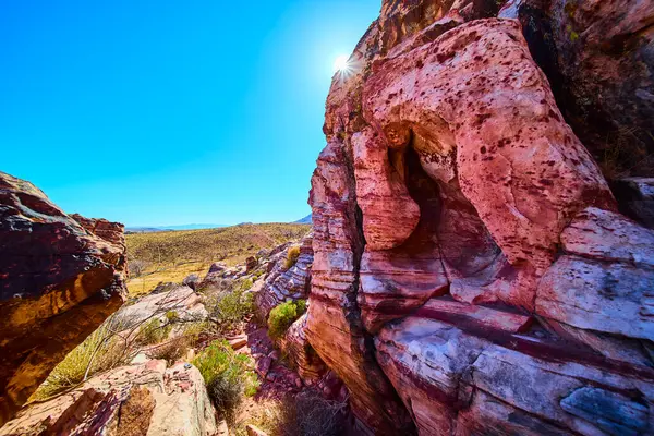 Las Vegas Red Rock Kanyonu 'ndaki Grand Staircase Patikası' nın nefes kesici güzelliğini keşfedin. Bu çarpıcı çöl manzarası açık mavi gökyüzü altında canlı kaya oluşumlarını sergiliyor. Tam oldu.
