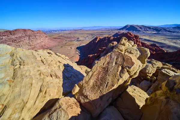 Las Vegas 'taki Calico Tank Yolu' nun nefes kesici güzelliğini keşfedin. Açık mavi gökyüzü altında sıcak kumtaşı ve kırmızı kaya oluşumlarına hayret, macera ve keşif için mükemmel..