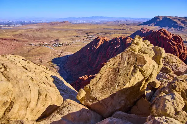 Las Vegas yakınlarındaki engebeli kumtaşı oluşumları ve canlı renkleriyle Red Rock Kanyonu 'nun göz kamaştırıcı manzarası. Deneyim doğası gereği Calico Tank Yolu 'nda güzellik görülür. Şehir ufuk çizgisi uzaktadır..