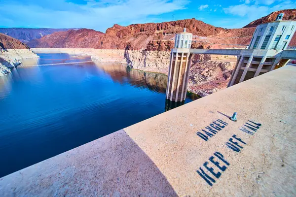 Hoover Barajı 'nın nefes kesici manzarası, Nevada ve Arizona' yı saran. Sanat deco kuleleri Colorado Nehri 'nin üzerinde yükseliyor ve çarpıcı çöl manzaralarının ortasındaki insan mühendisliğini vurguluyor. Endüstri için mükemmel