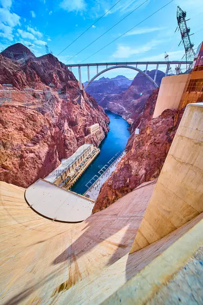 Nevada 'daki Hoover Barajı' nın görkemli manzarası aşağıdaki Colorado Nehri ve Mike OCallaghan Pat Tillman Memorial Köprüsü 'nün üzerinde zarif bir şekilde kemerle uzanan mühendislik harikası..