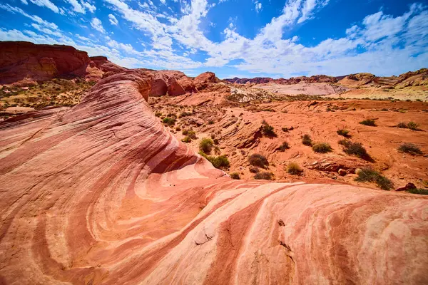 Nevada Moapa Vadisi 'ndeki nefes kesici Ateş Dalgası' nı keşfedin. Parlak mavi gökyüzünün altındaki kırmızı kumtaşı oluşumlarına hayret ediyorum. Ateş Vadisi 'nde zamansız güzellikler sergiliyorlar..