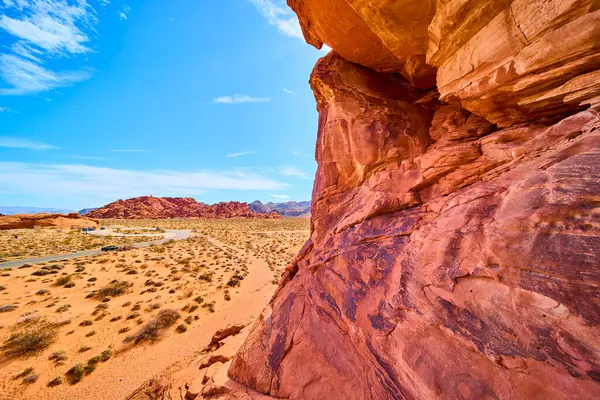 Moapa Vadisi Nevada 'daki muhteşem Ateş Vadisi oluşumlarını keşfedin. Antik petrogliflerin ve dolambaçlı bir yolun sonsuz mavi gökyüzü altında maceraya davet ettiği yeri. Yolculuk için mükemmel.