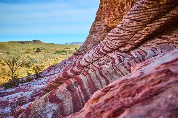Las Vegas, Nevada yakınlarında Calico 'nun hayranlık uyandıran kırmızı kaya oluşumlarını tecrübe edin. Bu çöl harikalar diyarında zamanın oyduğu karmaşık desenlere hayret ediyorum. Seyahat ve jeoloji temaları için ideal.