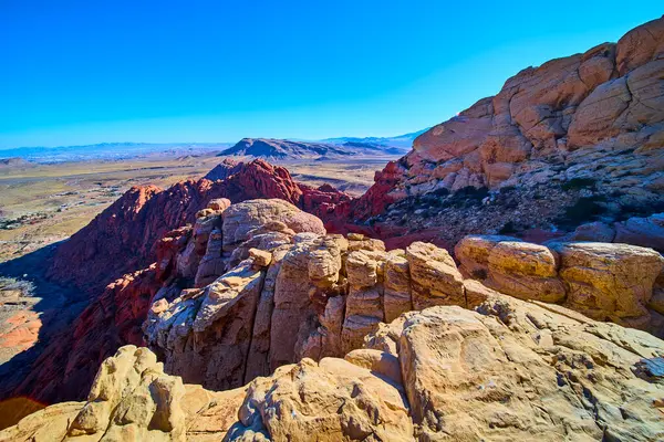 Las Vegas yakınlarındaki Calico Tank Patikası 'nda Kızıl Kaya Kanyonu' nun engebeli oluşumlarının ve canlı mavi gökyüzünün çarpıcı güzelliğini tecrübe edin. Macera ve seyahat meraklıları için mükemmel..
