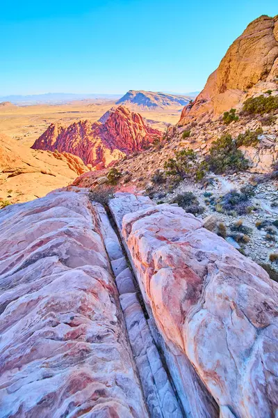 Nevada 'daki Red Rock Canyon Calico Tank Yolu' nun engebeli güzelliğini keşfedin. Parlak mavi gökyüzü altında canlı kırmızı ve turuncu kaya oluşumları, macera ve keşif için mükemmel.