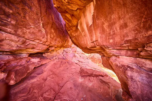 Nefes kesici kumtaşı kayalıkları ve Nevada Ateş Vadisi 'nin doğal kemeri. Altın saati yakalayan bu resim macerayı davet ediyor ve çöl manzaralarının ebedi güzelliğini gösteriyor..