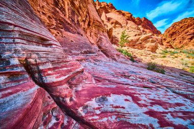Kızıl Kaya Kanyonu Nevada 'nın canlı kırmızı ve turuncu kumtaşı oluşumlarını araştırın. Bu ikonik çöl manzarasının dinamik güzelliğini ve jeolojik tarihini berrak mavi gökyüzünün altında yaşayın..