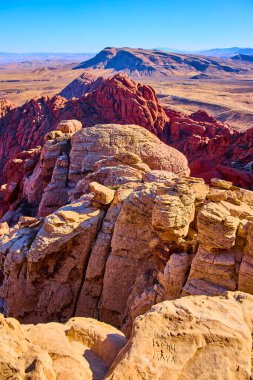 Nevada Red Rock Kanyonu 'nun engebeli güzelliğini keşfedin. Parlak mavi gökyüzünün altındaki zengin kırmızı ve bronzlaşmış jeolojik oluşumlar, Calico Tank Yolu 'ndaki macera arayanlar için mükemmel..