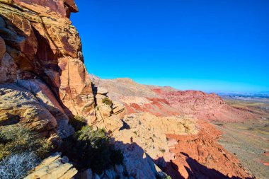 Kızıl Kaya Kanyonu 'nun nefes kesici güzelliğini keşfedin. Uçsuz bucaksız mavi gökyüzünün altında engebeli kayalıklar ve canlı kumtaşı tepeler Nevada 'daki Calico Tank Yolu' nda maceranın özünü yakalıyor..