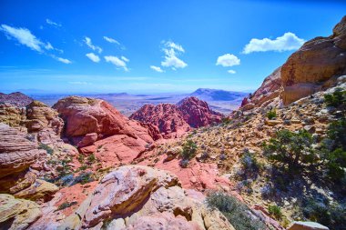 Las Vegas yakınlarındaki Red Rock Kanyonu kumtaşı oluşumlarının canlı renklerinin tadını çıkarın. Nevada Calico Tanklarının ve açık mavi gökyüzünün altındaki uçsuz bucaksız Mojave Çölü 'nün engebeli güzelliğini keşfedin. Macera bekliyor..