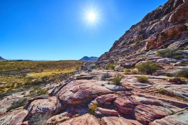 Grand Staircase Trail, Las Vegas 'ta parlak mavi bir gökyüzü altında görkemli kırmızı kaya oluşumları. Bu el değmemiş çöl manzarasının engebeli güzelliğini ve sükunetini hissedin. Macera arayanlar için mükemmel.