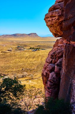 Las Vegas Nevada 'daki Grand Staircase Trail' in nefes kesici güzelliğini keşfedin. Parlak kırmızı kaya oluşumlarına ve berrak mavi gökyüzünün altındaki sakin çöl manzarasına hayret edin. Yolculuk için mükemmel.