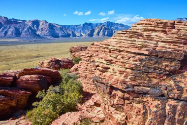 Nevada Red Rock Kanyonu 'nun nefes kesen güzelliğini Grand Staircase Patikası' ndaki canlı kumtaşı oluşumlarıyla keşfedin. Engebeli çöl manzaraları arasında maceranın özünü yakala..