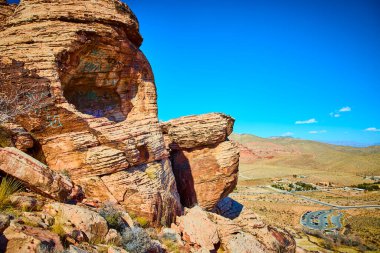 Las Vegas yakınlarındaki görkemli Grand Staircase Trail 'i keşfedin. Grafiti ile süslenmiş ikonik Kızıl Kaya oluşumlarına hayret, parlak mavi gökyüzünün altında geniş bir çöl manzarasına karşı kurulmuştur..